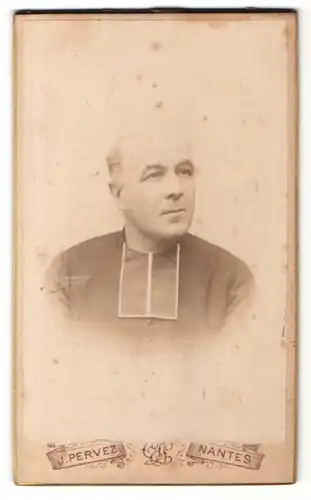Fotografie Pervez, Nantes, Portrait kathol. Geistlicher