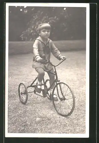 Foto-AK Kleinkind auf einem Dreirad