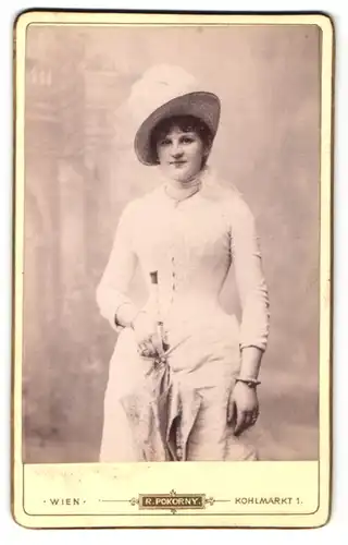 Fotografie R. Pokorny, Wien, junge Dame mit Hut und Schirm