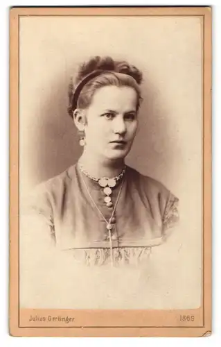 Fotografie Julius Gertinger, Wien, Portrait hübsche junge Frau mit Haarband, Halskette und Brosche