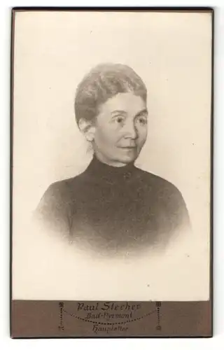 Fotografie Paul Stecher, Bad Pyrmont, Portrait ältere Dame in schwarzer Bluse mit Kragen