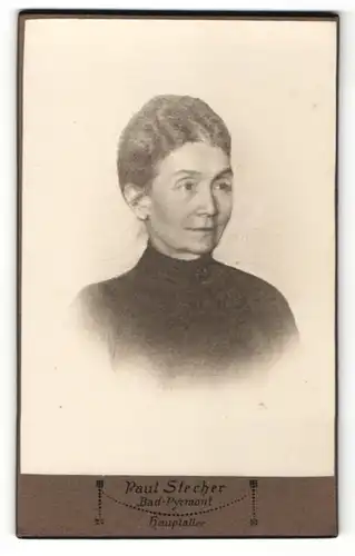 Fotografie Paul Stecher, Bad Pyrmont, Portrait ältere Dame in schwarzer Bluse