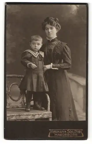 Fotografie Hermann Schlüter, Magdeburg, kleines Kind mit Mutter