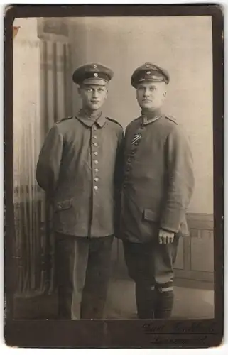 Fotografie Carl Senkbeil, Lunzenau, Soldaten in Uniform mit Schirmmützen