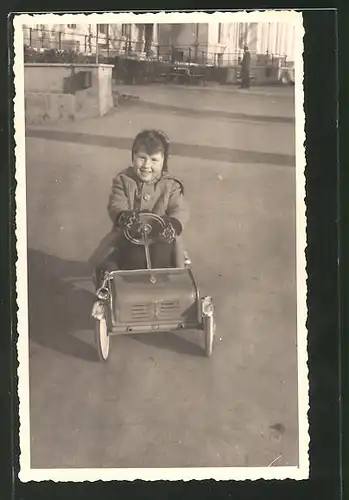 AK Kleiner Junge fährt mit einem Spielzeugauto
