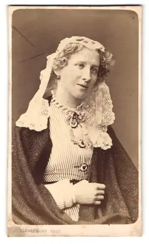 Fotografie C. Kindermann, Lübeck, Portrait Dame mit geklöppeltem Kopftuch