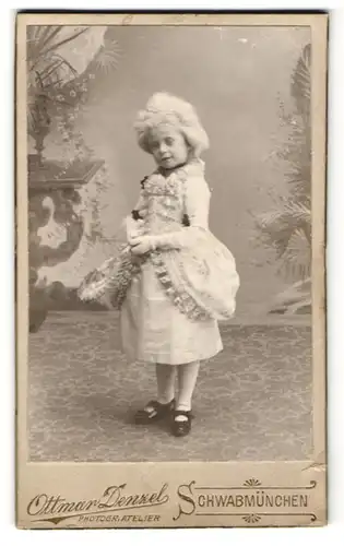 Fotografie Ott. Denzel, Schwabmünchen, Portrait kleines Mädchen als Barockdame verkleidet, Karneval