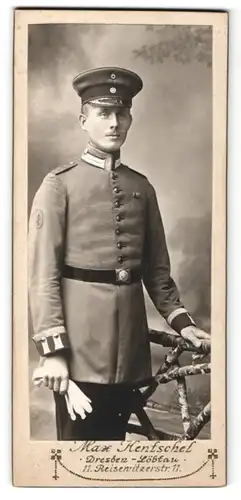 Fotografie Max Kentschel, Dresden-Löbtau, Portrait Sergeant eines Garde-Regts. mit Sanitäter-Abzeichen