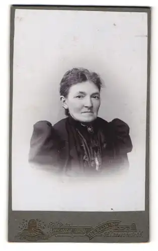 Fotografie Wilhelm Stein, Berlin-N, Portrait Frau mit zurückgebundenem Haar