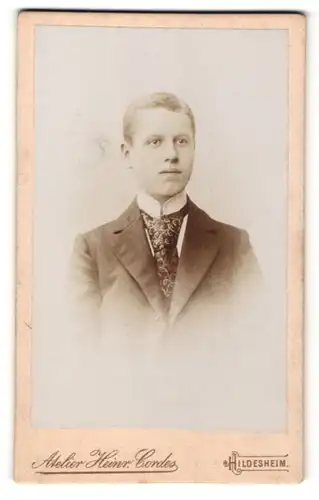 Fotografie Atelier Heinr. Cordes, Hildesheim, Portrait junger Mann im Anzug mit Krawatte