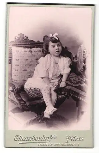 Fotografie Chamberlin, Paris, kleines Mädchen im weissen Kleid mit Schleife im Haar