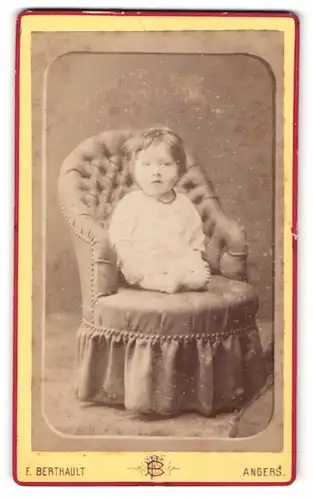 Fotografie F. Berthault, Angers, niedliches Kind sitzt im Sessel