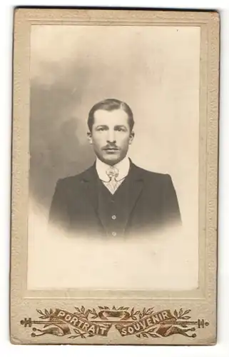 Fotografie Fotograf & Ort unbekannt, Portrait hübscher junger Mann mit Oberlippenbart im Anzug