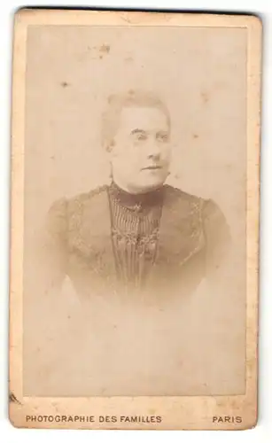 Fotografie des Familles, Paris, Portrait feine Dame in hübscher Bluse mit Stickerei