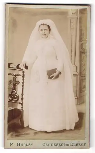 Fotografie F. Hurley, Caudebec-les-Elbeuf, junges Frau im weissen Kleid mit Schleier und Buch