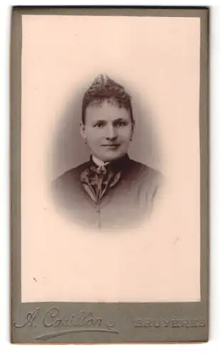 Fotografie A. Carillon, Bruyeres, Portrait junge Frau mit Brosche am Kragen