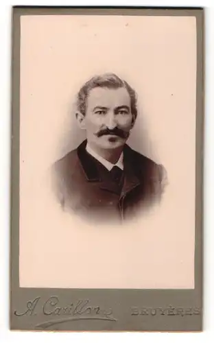 Fotografie A. Carillon, Bruyeres, Portrait Mann mit Schnurrbart im Anzug