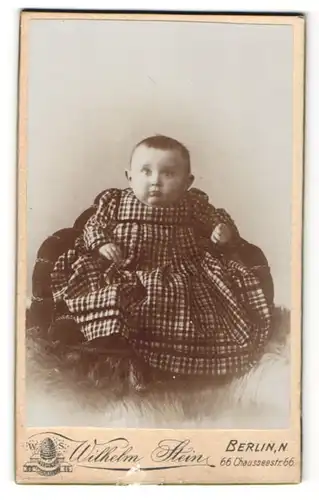 Fotografie Wilhem Stein, Berlin, Baby im kartierten Kleid