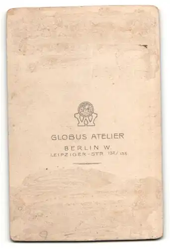 Fotografie Atelier Globus, Berlin, junge hübsche Dame mit Dutt im edlen Kleid