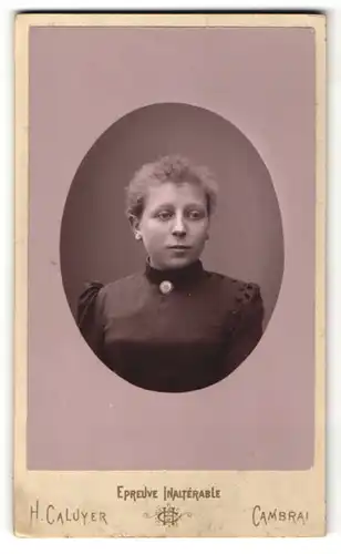 Fotografie H. Caluyer, Cambrai, Portrait junge Dame mit Brosche am Kragen