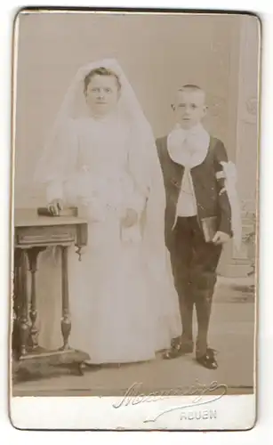 Fotografie Maurice Ango, Rouen, hübsches Mädchen im weissen Kleid & Bube im Anzug mit Buch