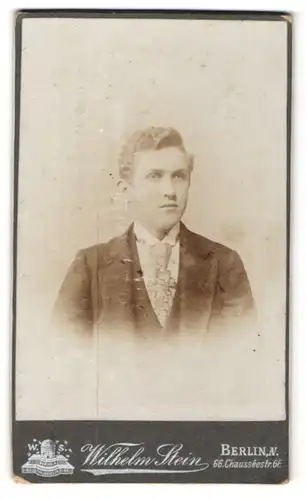 Fotografie Wilhelm Stein, Berlin, Portrait junger Mann im Anzug mit Krawatte