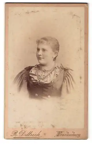 Fotografie R. Dittrich, Frankenberg, Portrait hübsche junge Frau in edler Bluse mit Perlenhalskette