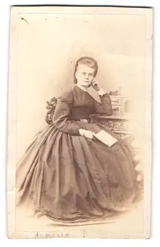 Fotografie F. Albert Schwartz, Berlin, junge hübsche Dame mit Buch auf Stuhl sitzend