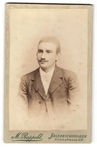 Fotografie M. Rappold, Friedrichshagen, Portrait junger Herr mit Schnauzer im Anzug