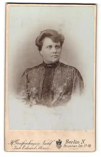 Fotografie H. Greifenhagen Nachf., Berlin, Portrait edle Dame in hübscher Bluse