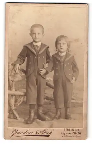 Fotografie Grundner & Abich, Berlin, kleine Kinder in hübschen Anzügen