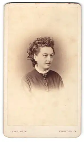Fotografie J. Bamberger, Frankfurt / Main, Portrait junge hübsche Frau mit lockigem Haar