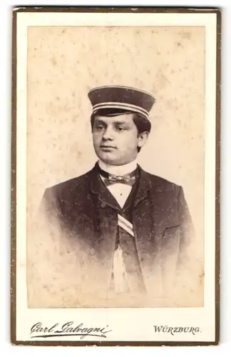 Fotografie Carl Galvagni, Würzburg, Portrait juner Mann in Uniform mit Mütze