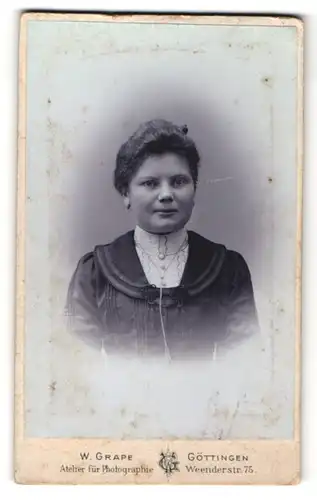Fotografie W. Grape, Göttingen, Portrait junge Frau in edler Bluse mit Halskette