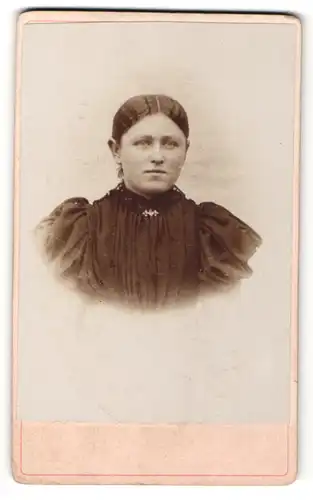 Fotografie Fotograf & Ort unbekannt, Portrait junge hübsche Frau in Rüschenbluse mit Brosche