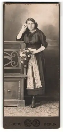 Fotografie J. Fuchs, Berlin, hübsche Frau mit Blumenstrauss und Buch