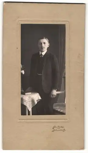 Fotografie Löckle, Schwabach, junger Mann im edlen Anzug
