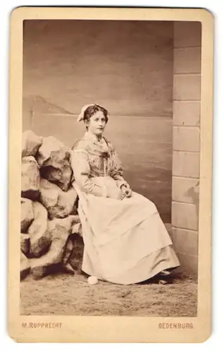 Fotografie M. Rupprecht, Oedenburg, Portrait junge Frau in Tracht