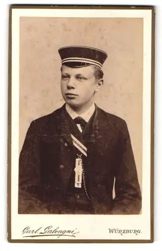 Fotografie Carl Galvagni, Würzburg, Portrait junger Bursche in vollem Wichs