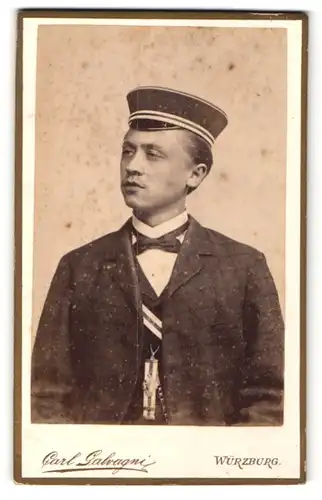 Fotografie Carl Galvagni, Würzburg, Portrait Burschenschaftler in Couleur, Student