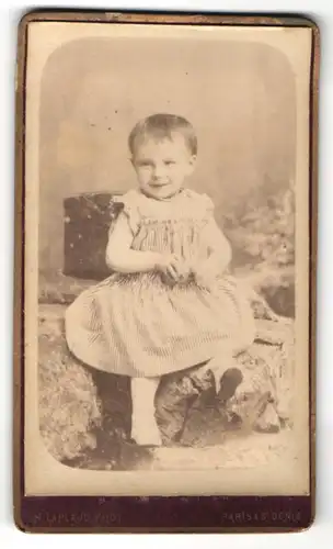 Fotografie H. Laplaud, Paris, St. Denis, Portrait kleines Mädchen in Kleidchen