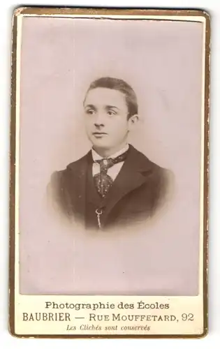 Fotografie Baubrier, Paris, Portrait junger Mann im Anzug mit Krawatte