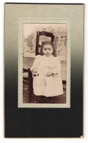 Fotografie Fotograf & Ort unbekannt, kleines niedliches Mädchen im weissen Kleid mit Haarschleife