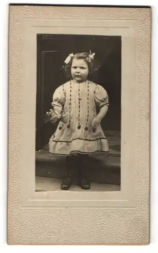 Fotografie unbekannter Fotograf und Ort, Portrait kleines Mädchen mit Haarschleifen