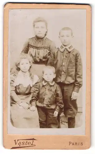Fotografie Vastel, Paris, hübsche Mutter mit ihren Kindern
