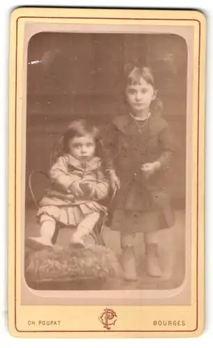 Fotografie Ch. Poupat, Bourges, kleine niedliche Mädchen in hübschen Kleidern