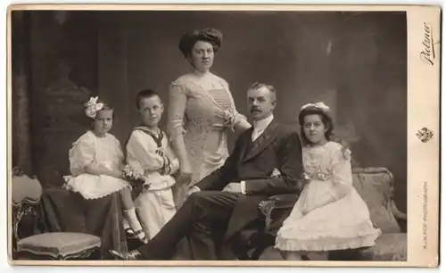 Fotografie Pietzner, Wien, Familie elegant gekleidet im Foto-Atelier, Knabe in Marineuniform