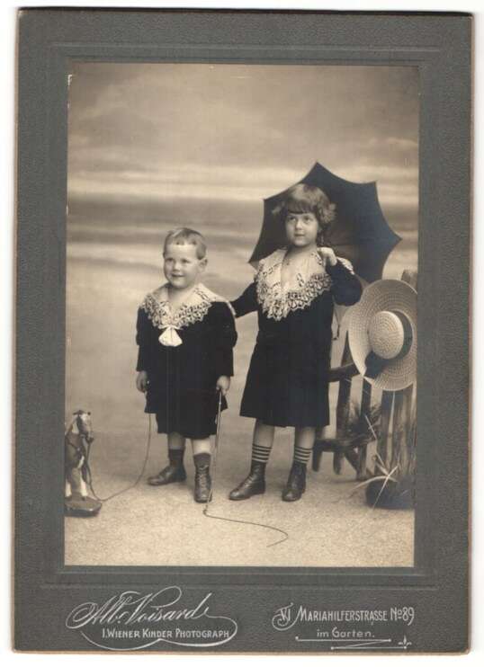 Fotografie Knabe mit Spielzeug Pferd und Kutsche Nr. 8088962 Fotografie Knabe mit Spielzeug Pferd und Kutsche Nr. 8088962