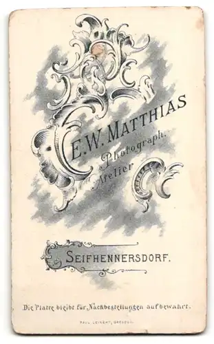Fotografie E. W. Matthias, Seifhennersdorf, Portrait Knabe in festlichem Anzug