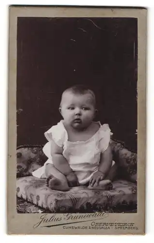 Fotografie Julius Grunewald, Oberneukirch, Portrait Säugling mit nackigen Füssen